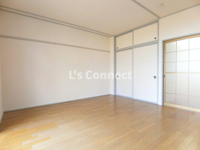 居室・リビング　８帖の洋室です。