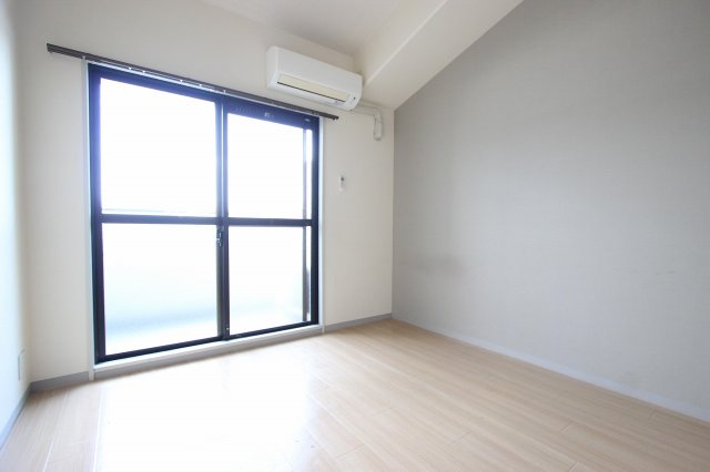 居室・リビング　同物件、別号室のものです。