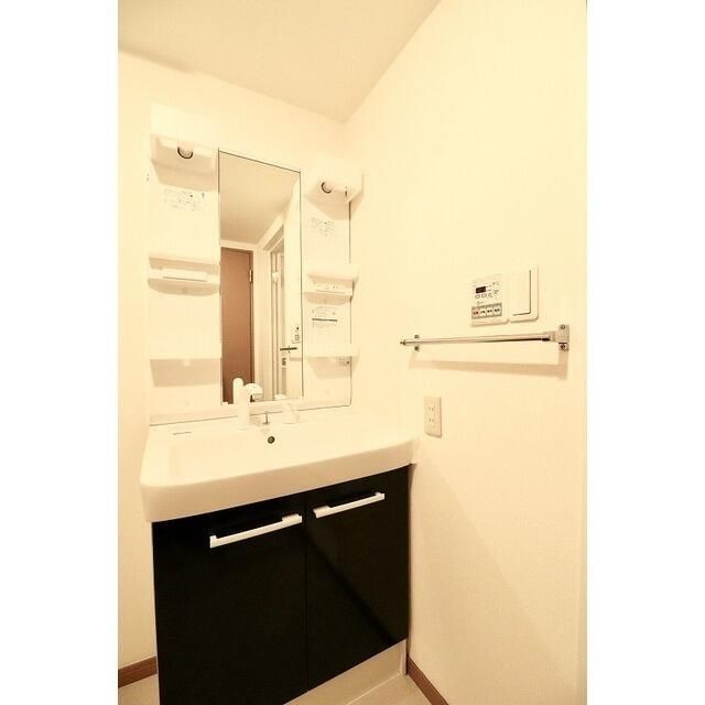 洗面設備　明るい洗面所です