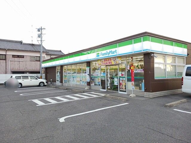 コンビニ　ファミリーマート（コンビニ）まで135m