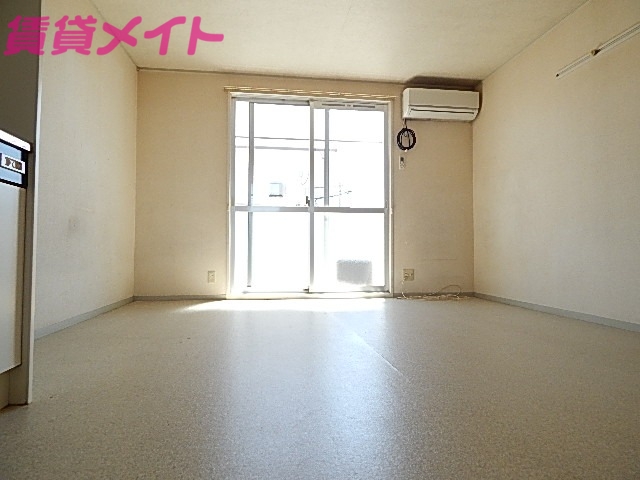 居室・リビング　同物件別室写真