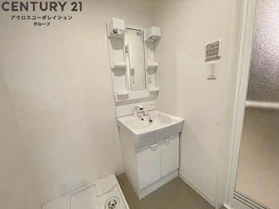 洗面設備　アメニティ収納棚ありの独立洗面台です