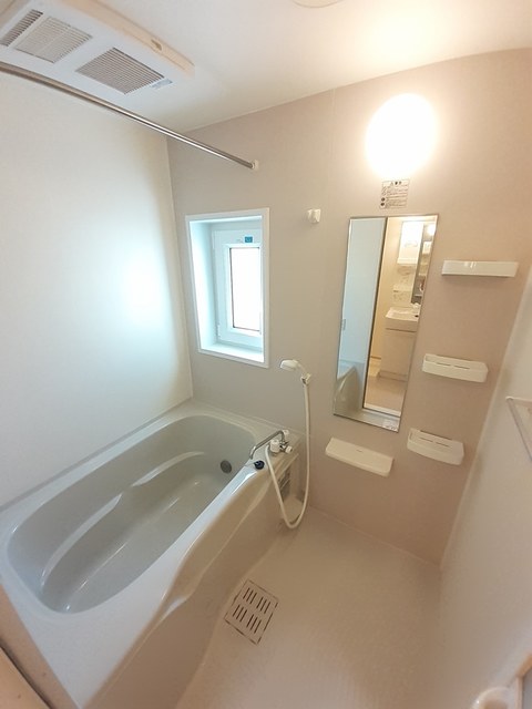 バス・シャワールーム　換気用の窓が付いてます