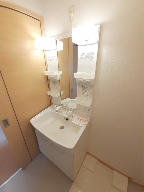 洗面設備　温水シャワーで朝シャンもOK