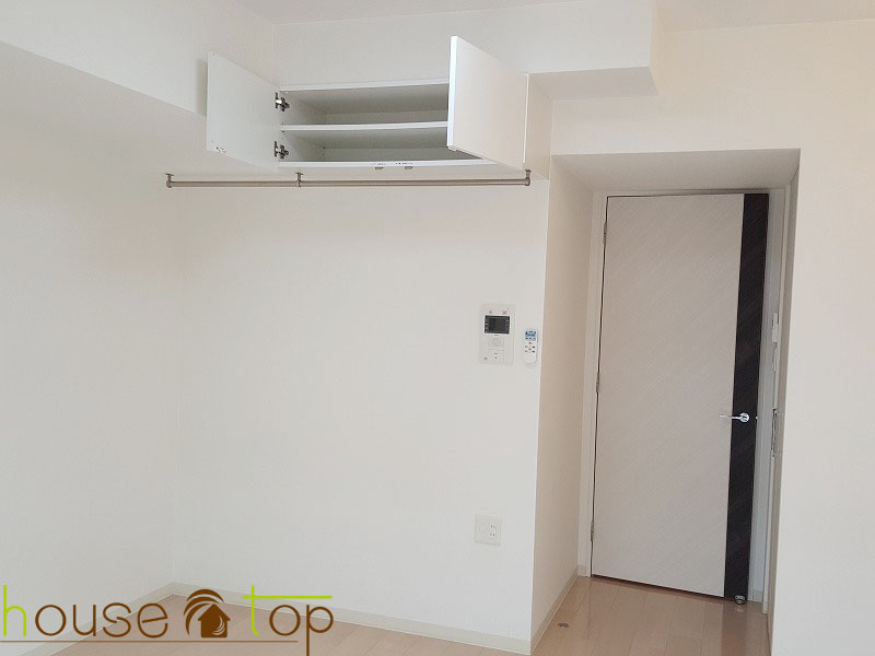 収納　吊戸棚には小物など収納可能♪ハンガーパイプもあるので大変便利