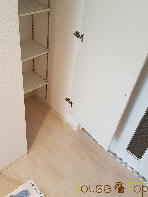 玄関　シューズボックス・物入れがあるので大変便利♪