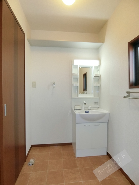 洗面設備　換気窓付き♪