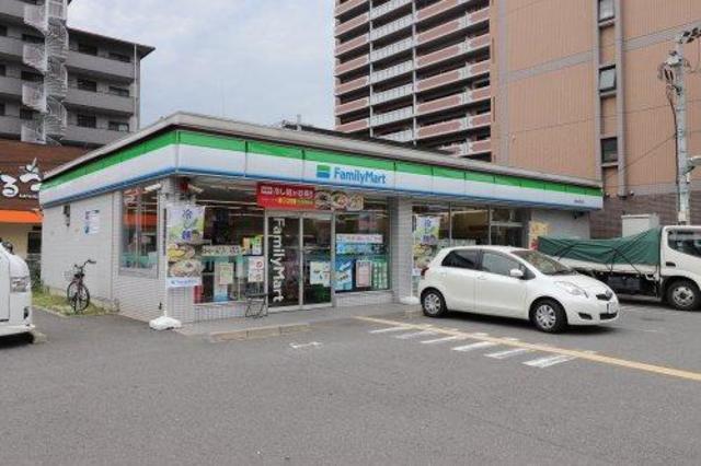 コンビニ　ファミリーマート鶴見緑地東店（コンビニ）まで690m