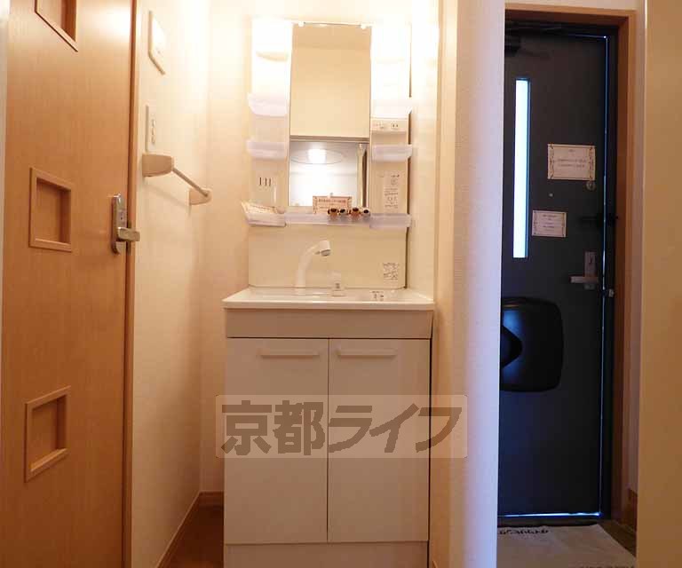 洗面設備　綺麗な洗面台です。