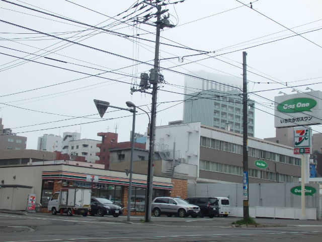 コンビニ　セブンイレブン（コンビニ）まで112m