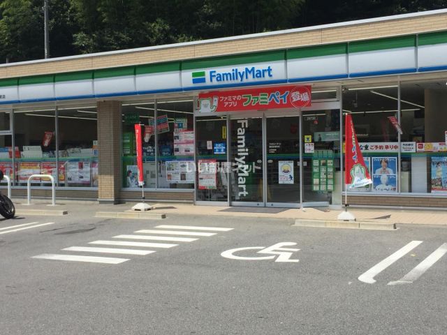 コンビニ　ファミリーマート 瀬戸小坂町店（コンビニ）まで731m