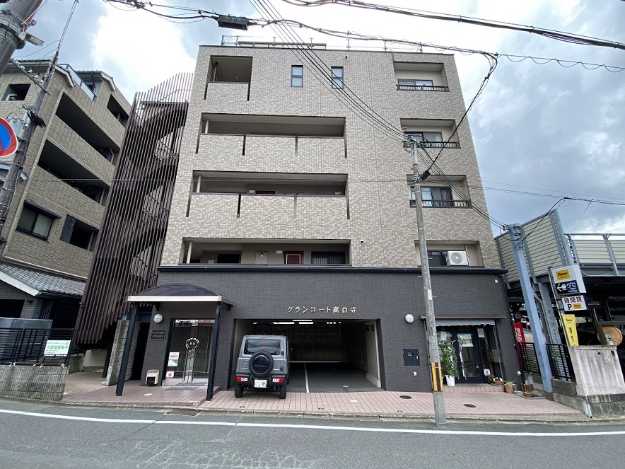 建物外観　八坂通りに面したマンション。八坂通りから八坂の塔の眺望あり