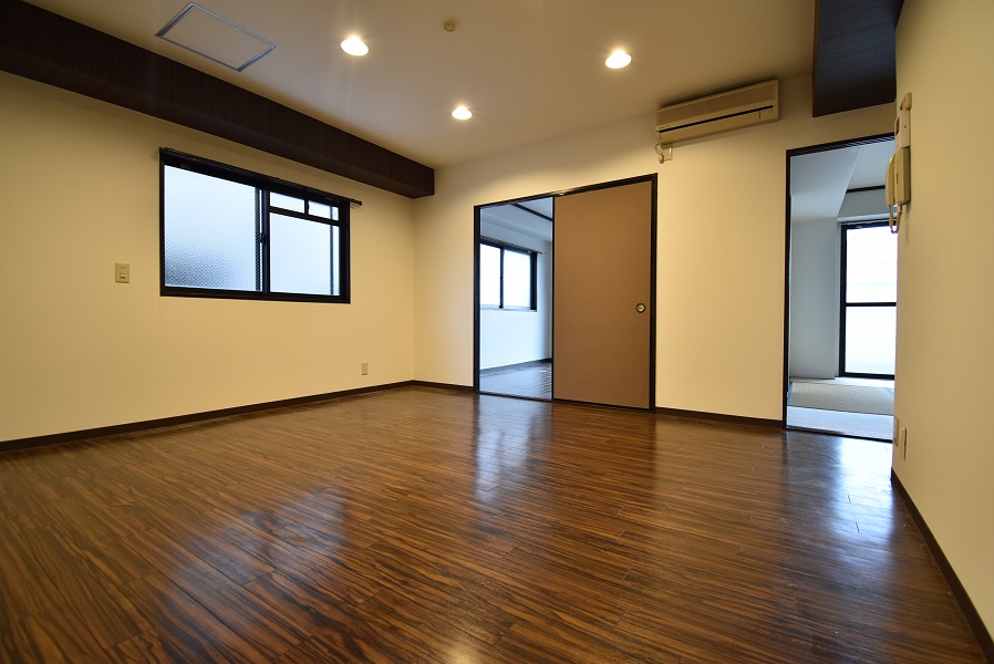 居室・リビング　リビングにも窓があり！天井照明は調光式スポットライト