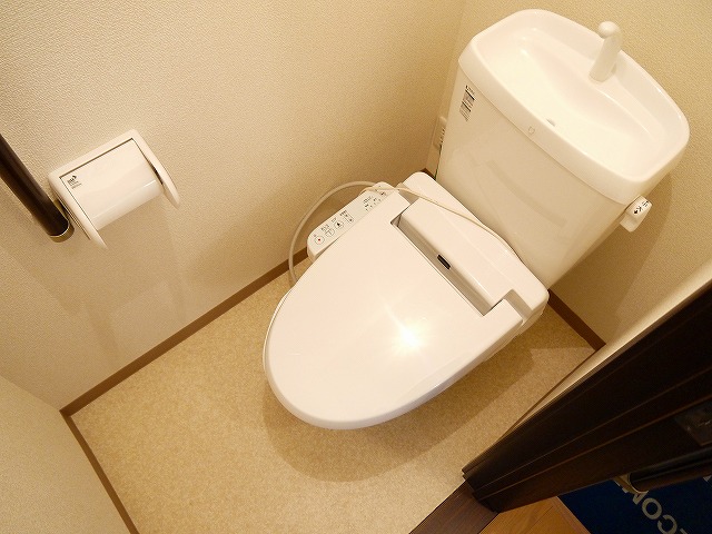 トイレ　落ち着いた色調のトイレです