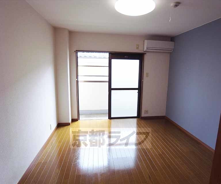 居室・リビング　アクセントクロスの可愛いお部屋