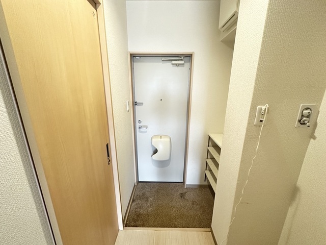 玄関　※参考別号室の写真です