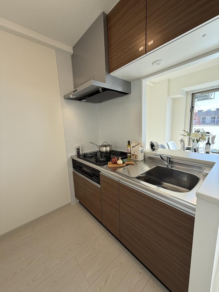 キッチン　室内モデルルーム仕様です。家具・小物等は付属しません。