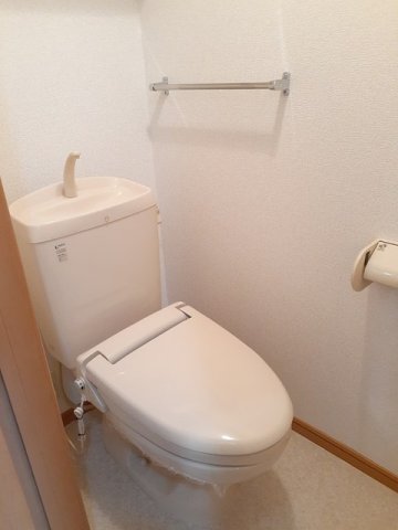 トイレ　落ち着いた色調のトイレです