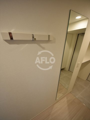 その他　コンフォリア北堀江一丁目　嬉しい簡易コート掛けと姿見がござい
