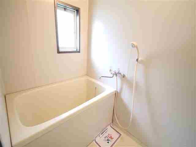 バス・シャワールーム　小窓で換気が出来ます！