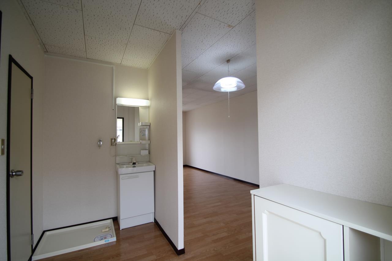 その他設備　玄関を開けたら独立洗面台、洗濯機置き場がございます！