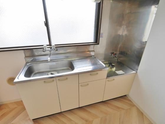 キッチン　ガスコンロ２口設置可！窓あり換気良好♪