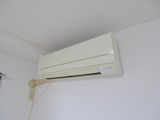 その他設備　洋室に新品のエアコンあり室内快適♪