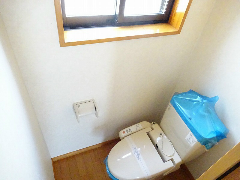 トイレ　温水洗浄便座付き　写真は101です。