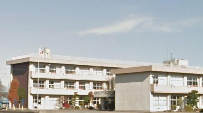 小学校　新治小学校（小学校）まで411m