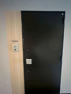 玄関　別部屋の写真を使用しております。