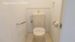 トイレ　落ち着いた色調のトイレです