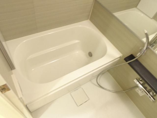 バス・シャワールーム　追焚機能・浴室暖房乾燥機付き清潔感のあるお風呂