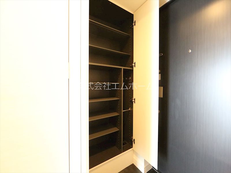 玄関　玄関　シューズボックス付（収納充実してます）