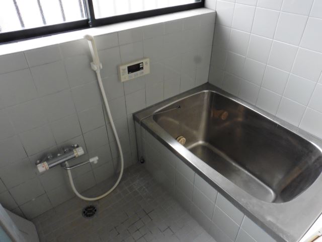 バス・シャワールーム　追焚き付の浴室