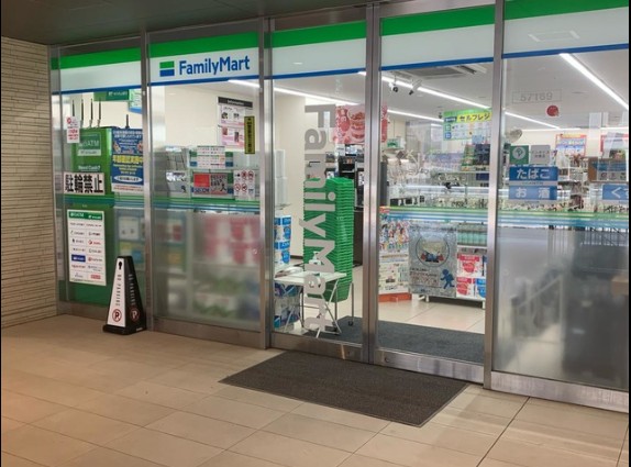 コンビニ　ファミリーマート目黒青葉台四丁目店（コンビニ）まで159m