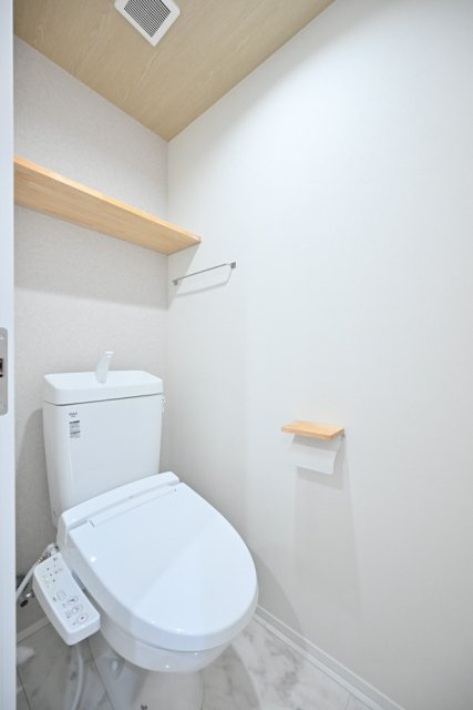 トイレ　落ち着いた色調のトイレです