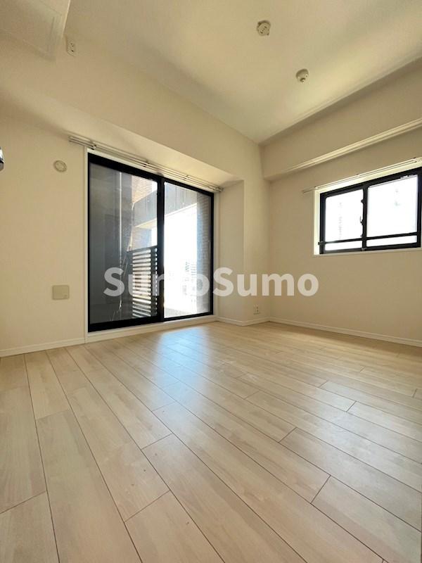 その他部屋・スペース　落ち着いた色調の寝室です