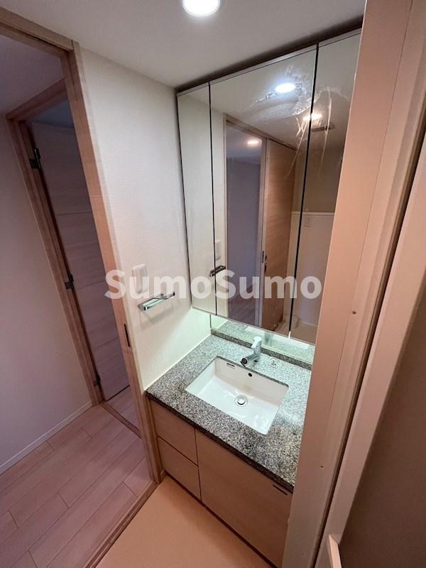 洗面設備　独立洗面台、小物を置くことができて便利です