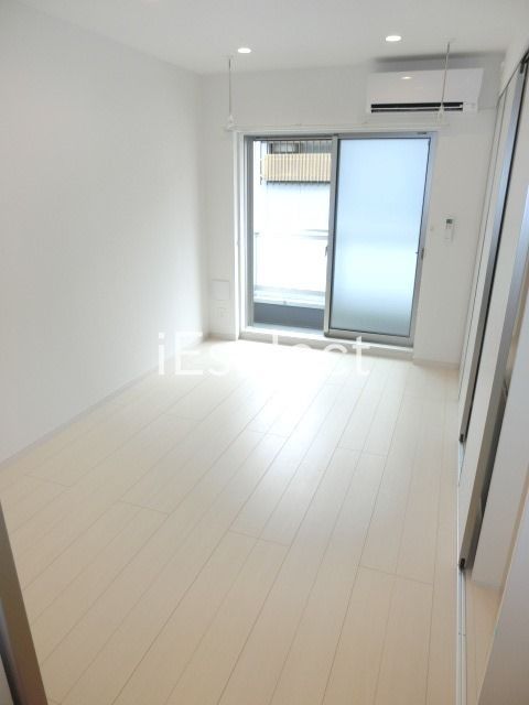 居室・リビング　6.8帖の広め洋室