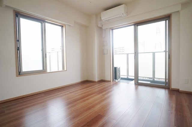 居室・リビング　５０１号室の内装です（間取り違い）