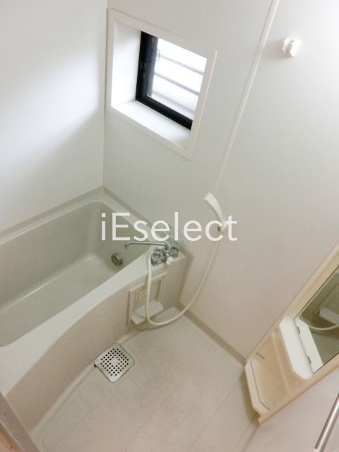 バス・シャワールーム　換気できる窓のある明るい浴室です