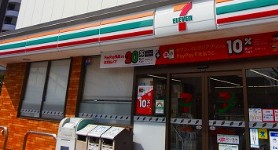 コンビニ　セブンイレブン足立千住曙町店（コンビニ）まで241m