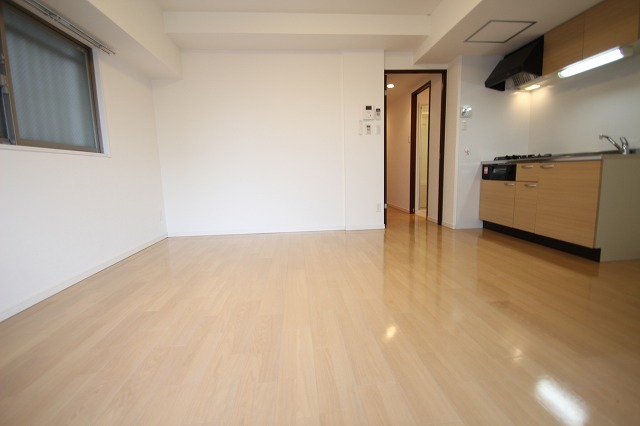 居室・リビング　同物件別号室のものです。