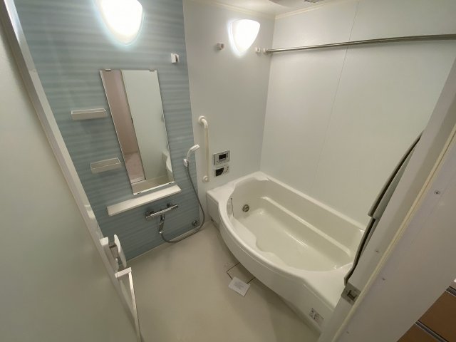 バス・シャワールーム　追い炊き機能付きで便利☆