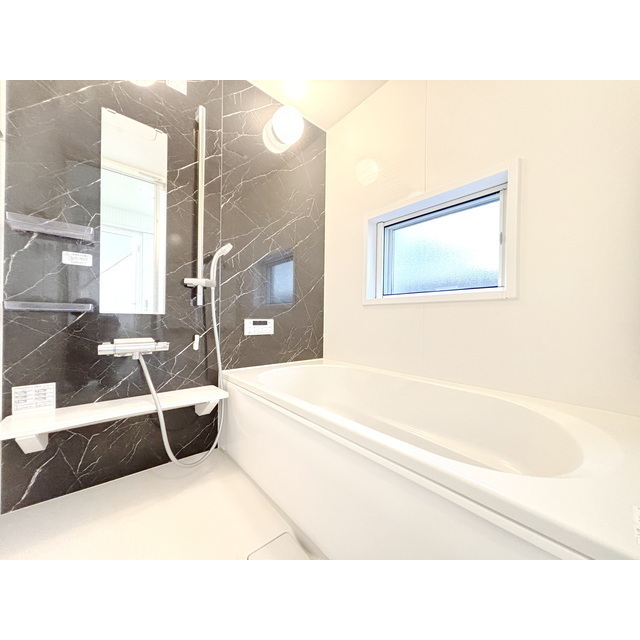 バス・シャワールーム　窓があるので換気も楽チン