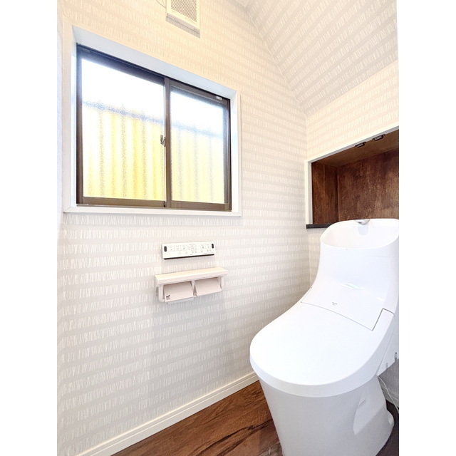 トイレ　白を基調とした清潔感あるトイレ