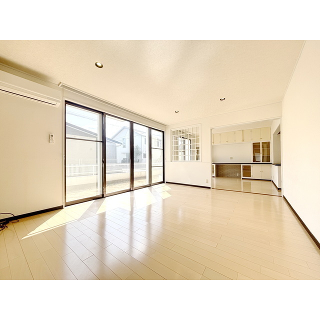 居室・リビング　広々としたリビング