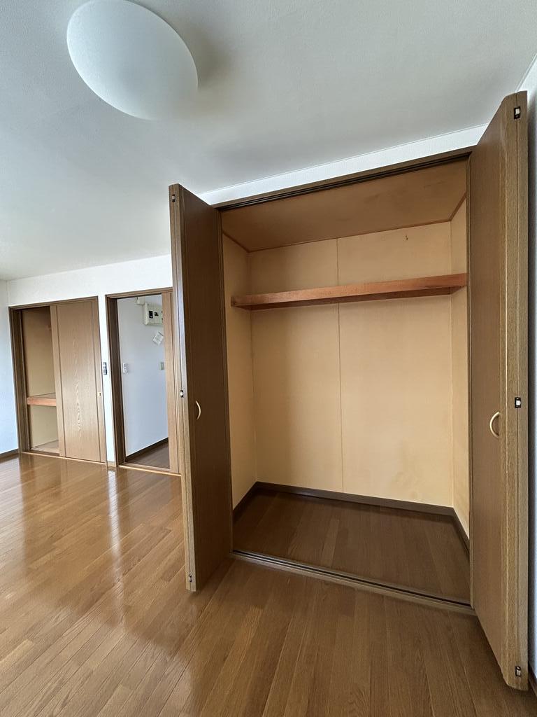 収納　一間の広さで衣装掛けポールがついております。