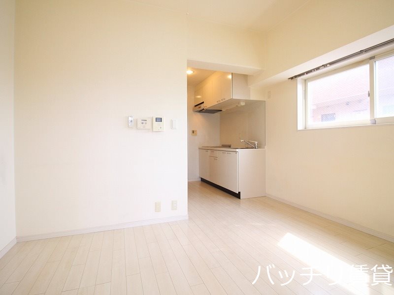 居室・リビング　写真は別号室の為、現状優先になります。