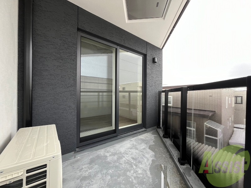 バルコニー　バルコニー。洗濯物がはかどりそうな広さがありますよ。